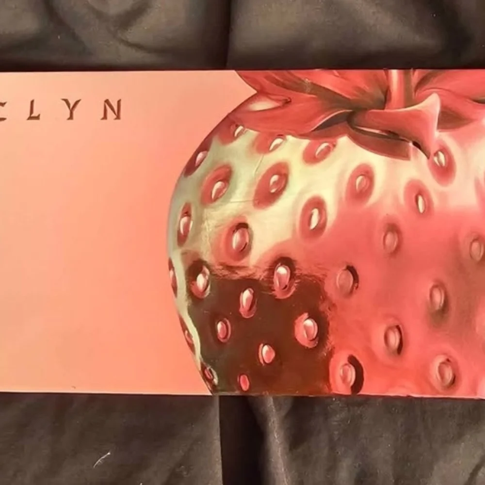 Eyeshadow Palette - Bold Red, Gold, and Cream Shades - Picture 2 of 2